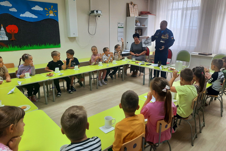 Ветеран войны в Афганистане на занятии с детьми в детском саду Курска, октябрь 2024 года. Фото: Детский сад № 20 Курска / VK Ветеран войны в Афганистане на занятии с детьми в детском саду Курска, октябрь 2024 года. Фото: Детский сад № 20 Курска / VK
