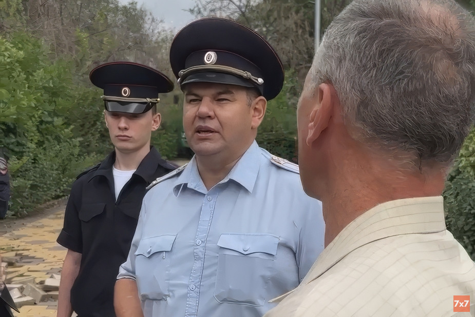Подполковник полиции Геннадий Болтышев общается с защитниками парка «Территория детства» в Саратове, 13 августа 2025 года. Фото: «7х7» Подполковник полиции Геннадий Болтышев общается с защитниками парка «Территория детства» в Саратове, 13 августа 2025 года. Фото: «7х7»