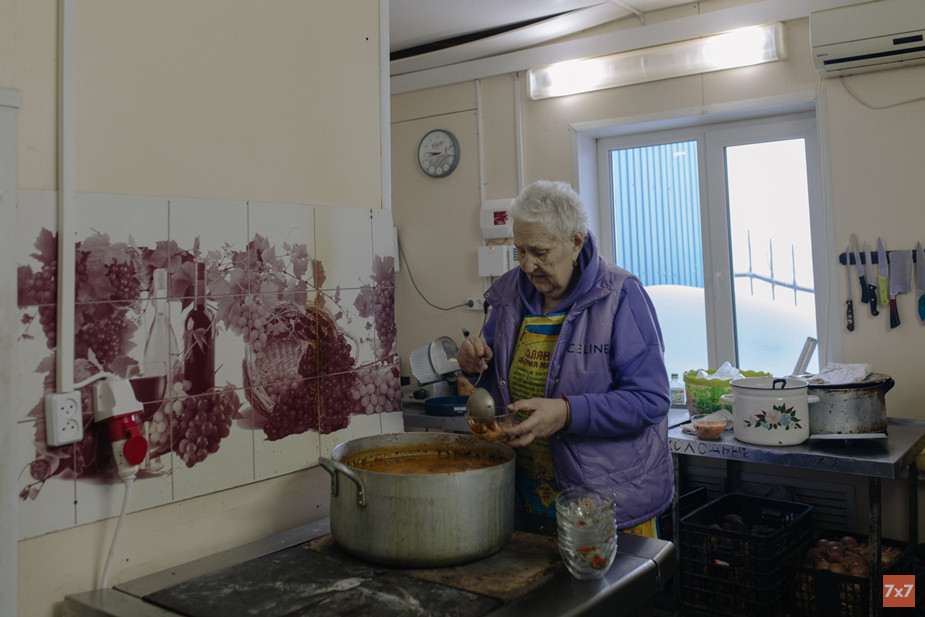 Создательница социальной столовой в Якутске Ирина Гузова разливает суп для посетителей Создательница социальной столовой в Якутске Ирина Гузова разливает суп для посетителей
